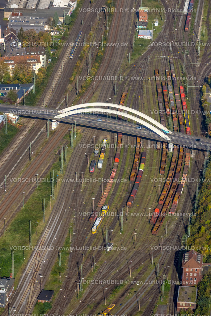 Hagen221015842 | Luftbild, Brücke Fuhrparkstraße über Bahngleise, Güterwaggons, Altenhagen, Hagen, Ruhrgebiet, Nordrhein-Westfalen, Deutschland
