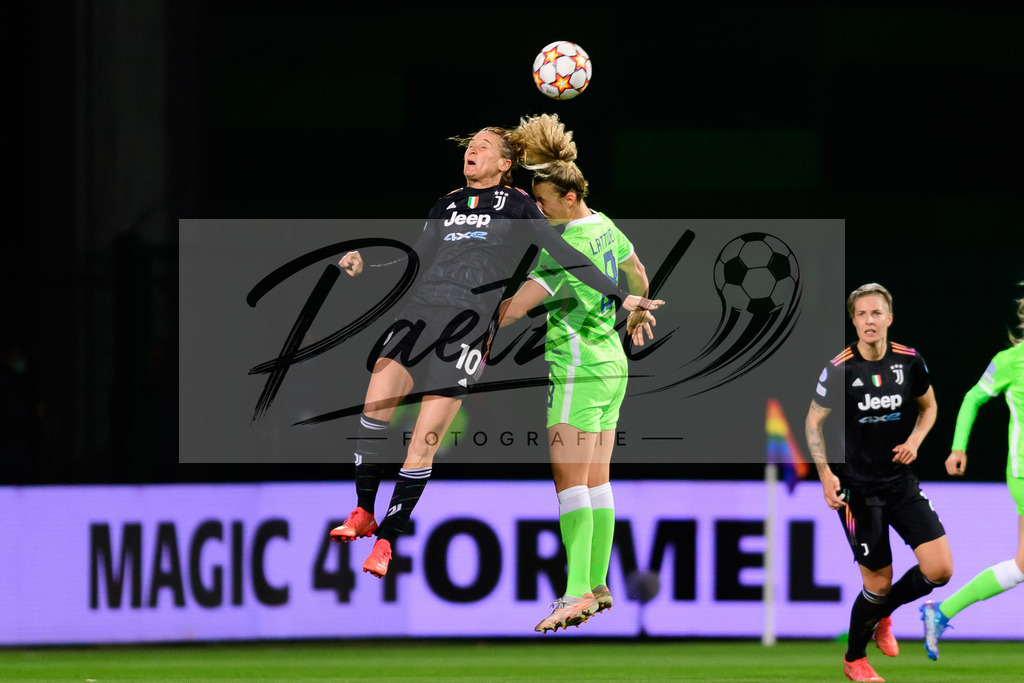 WOBJUV20211118_034 | Fussball, Frauen: Cristiana Girelli (Juventus FC) und Lena Lattwein (VfL Wolfsburg) im Zweikampf bei dem Spiel der UEFA Women´s Champions League zwischen VfL Wolfsburg und Juventus Turin im AOK-Stadion am 18.11.2021 in Wolfsburg, Deutschland. - Realisiert mit Pictrs.com