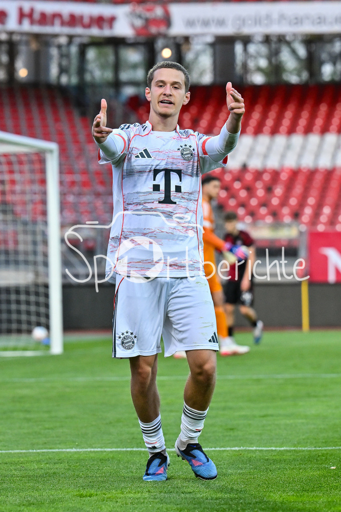 1. FC Nürnberg II - FC Bayern Amateure | NÜRNBERG, GERMANY - 21. APRIL: Jubel der kleinen Bayern nach dem Treffer zum 1-1 Ausgleich durch Yll GASHI (FC Bayern München 20) / Tor / Torschuetze / Freude / Happy während dem Match zwischen dem 1. FC Nürnberg II und den Amateuren des FC Bayern am 30. Spieltag der Regionalliga Bayern im Max-Morlock Stadion