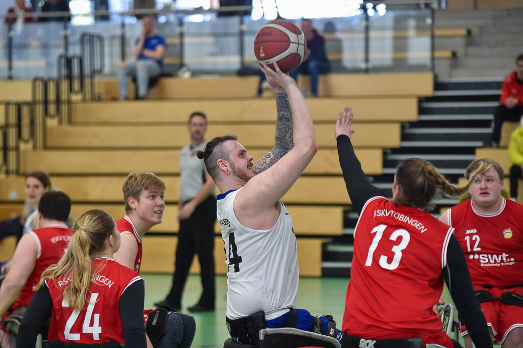 2024-03-17-0678 | Yannick Mildner (RSKV Tübingen #12), Angriff, Korbwurf; Hannes Hartung (BG Baskets Hamburg, #17), Saman Balaghi (BG Baskets Hamburg, #23),( RSKV Tübingen vs. BG Baskets Hamburg, Rollstuhlbasketball 2. Bundesliga, Saison 2023/24, 17.03.2024
Foto: Ralph Kunze - Realisiert mit Pictrs.com