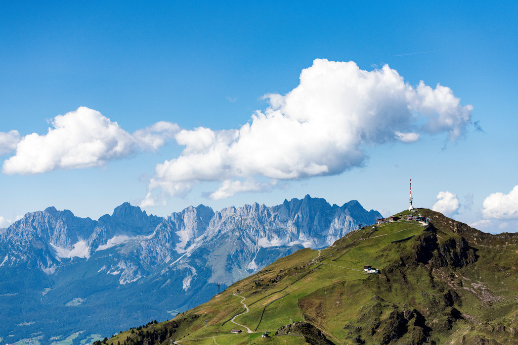 dr__0077442.jpg | KITZBüHEL 06.09.2021 Felsen- Massiv und Berglandschaft - Gipfel Kitzbüheler Horn in Kitzbühel in den Alpen in Tirol, Österreich. Weiterführende Informationen bei: Bergbahn Aktiengesellschaft Kitzbühel,  Kitzbüheler Alpen Marketing GmbH,  Tirol Werbung GmbH. // Rock and mountain landscape peak Kitzbueheler Horn in Kitzbuehel in the Alps in Tirol, Austria. Further information at: Bergbahn Aktiengesellschaft Kitzbuehel,  Kitzbueheler Alpen Marketing GmbH,  Tirol Werbung GmbH. Foto: Daniel Reiter