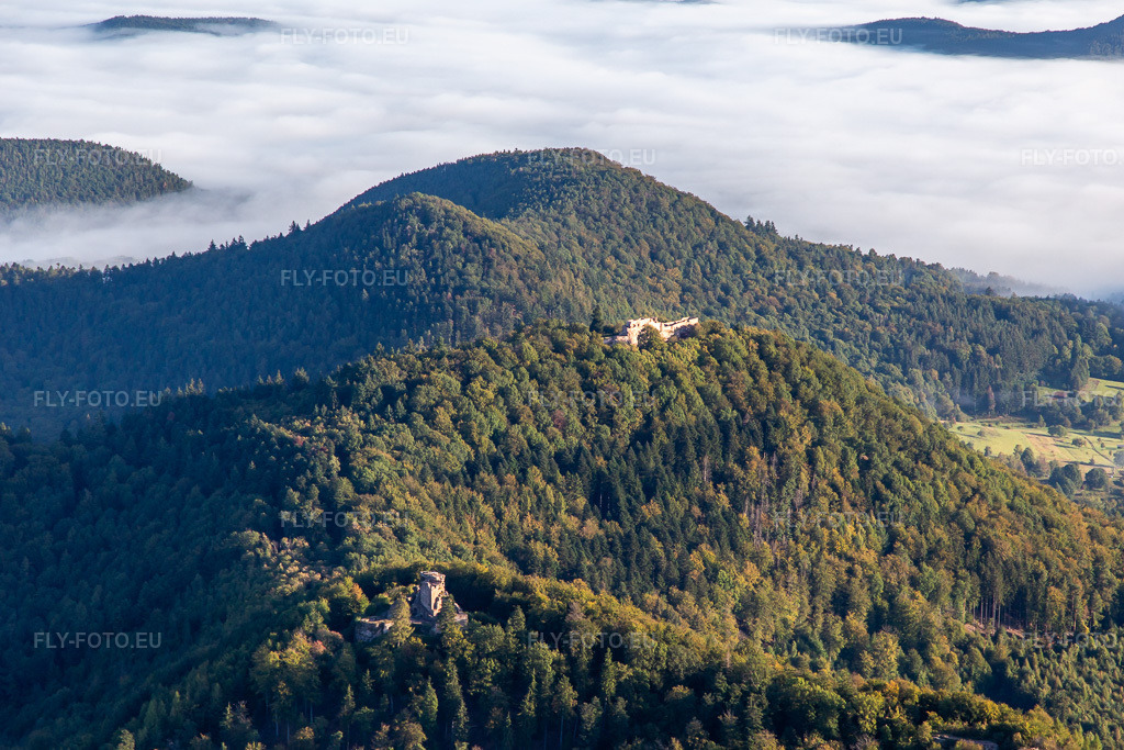 Vue aérienne: Château de Lœwenstein et Wegelnburg à Wingen dans le département Bas Rhin, France – .Photo: IMG_138903.jpg prise le 24/09/2023 par Werner Riehm/FLY-FOTO.eu – Résolution de l'original: 5272 x 3515 px – Wanderparadies Wasgau
