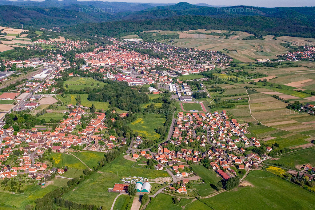 Vue aérienne: Vue de la ville depuis l'est à le quartier Altenstadt in Wissembourg dans le département Bas Rhin, France – .Photo: IMG_10784.jpg prise le 12/05/2008 par Werner Riehm/FLY-FOTO.eu – Résolution de l'original: 3456 x 2304 px