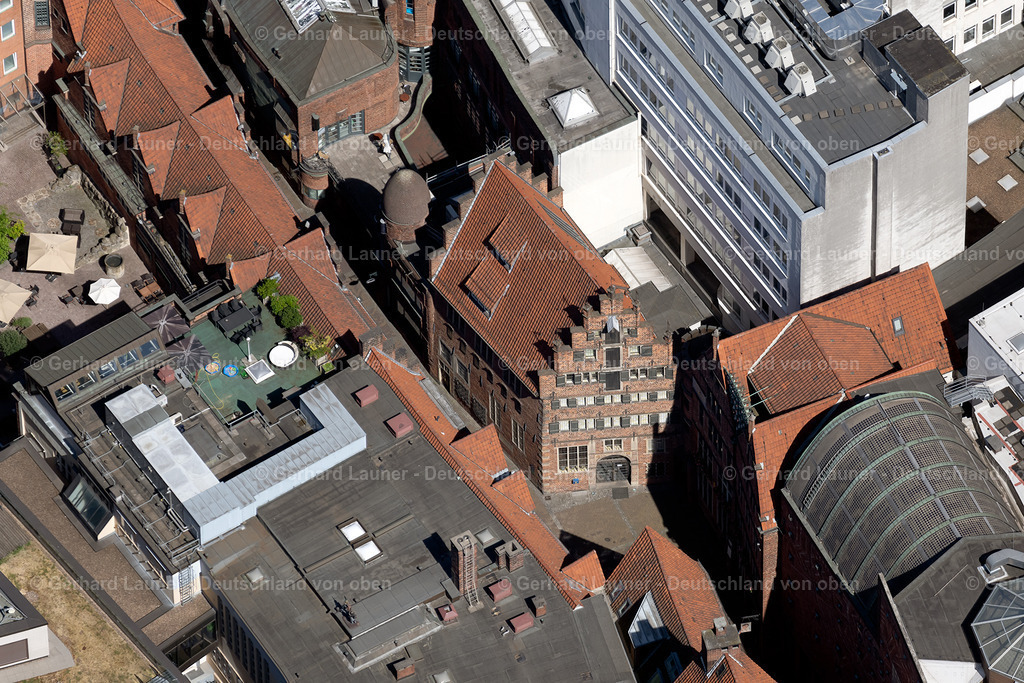 4029826 | BREMEN 01.06.2020 Altstadtbereich und Innenstadtzentrum mit historischen Gebäuden in der Böttcherstraße im Ortsteil Altstadt in Bremen, Deutschland. // Old Town area and city center with historischen Gebaeuden in the Boettcherstrasse in the district Altstadt in Bremen, Germany. Foto: Gerhard Launer