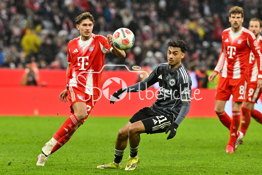 FC Bayern München - Eintracht Frankfurt | MUNICH, GERMANY - 21. FEBRUARY: im Duell TOM BISCHOF (FC Bayern Munich 20) und Nathaniel BROWN (Eintracht Frankfurt 21) während dem Bundesligamatch zwischen dem FC Bayern München und der SG Eintracht Frankfurt am 23. Spieltag in der Allianz Arena / DFL REGULATIONS PROHIBIT ANY USE OF PHOTOGRAPHS AS IMAGE SEQUENCES AND/OR QUASI-VIDEO