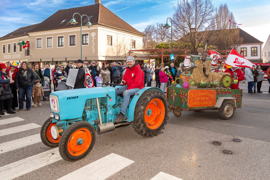 Umzug2025-189_9879 | Fotostrecke: FASCHINGSUMZUG 2025 in Loosdorf. 22 Masken(gruppen)-Teilnehmer: Loosdorfer Vereine, Wirtschaftstreibende, Gemeindeabordnungen sowie Kreditinstitute. rund 700 Besucher entlang der Hauptstrasse. Veranstaltungs-Sicherung durch Mannschaft der FF-Loosdorf mit schwerem Gerät. Maskenprämierung am EKZ-Platz durch Bgm. Thomas Vasku in den Kategorien: Bester Festwagen (Fa. gkonzept-Groissenberger; Beste Personengruppe-ASK-Loosdorf; Beste Einzelperson; Weiteste Anreise-FF Schollach;