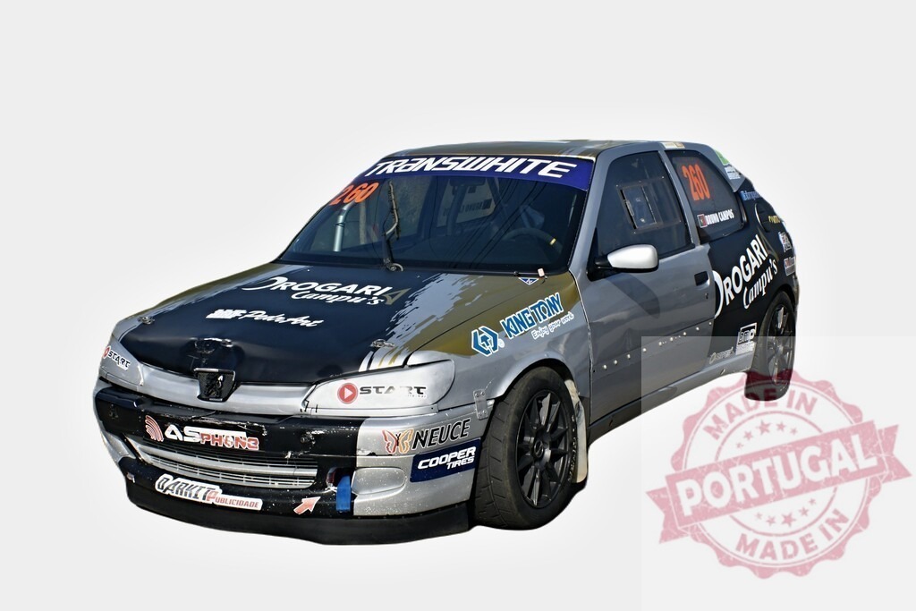Peugeot 306 racing car waiting at the start line | Silver and black peugeot 306 rally car parked and ready to race - Realized with Pictrs.com