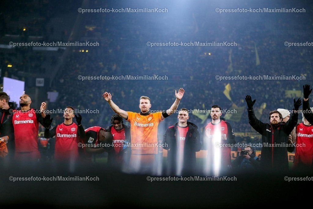 BVB10012502362 | 10.01.2025, Fußball, Borussia Dortmund - Bayer 04 Leverkusen, 1. Fußball Bundesliga, 16. Spieltag, Signal Iduna Park, Saison 2024 2025: Abschlussjubel nach dem Sieg - Torwart Lukas Hradecky (Bayer04 Leverkusen #1)DFB regulations prohibit any use of photographs as image sequences and or quasi-video.