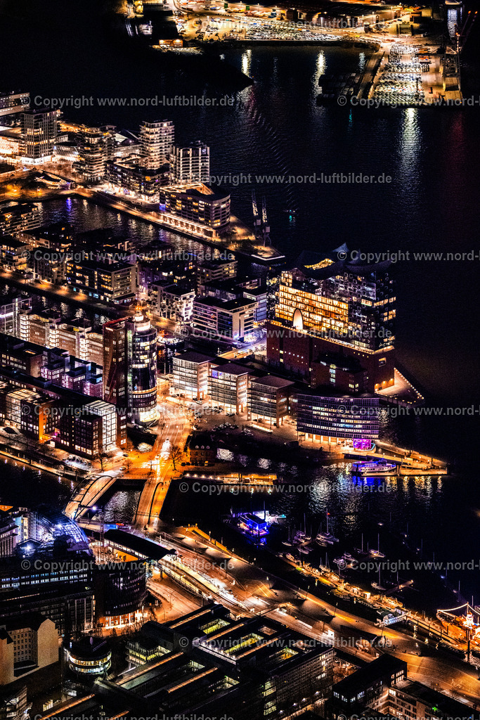 Hamburg_Elbphilharmonie_Nachtaufnahme_ELS_7615060325 | HAMBURG 06.03.2025 Nacht- Lichter und Beleuchtung Elbphilharmonie am Ufer der Elbe am Platz der Deutschen Einheit in Hamburg. Das Konzerthaus- Gebäude im Stadtteil Hamburg-HafenCity befindet sich am Ufer der Elbe der Hansestadt. Weiterführende Informationen bei: HOCHTIEF Aktiengesellschaft AG,  HamburgMusik gGmbH,  ReGe Hamburg Projekt-Realisierungsgesellschaft mbH. // Night lighting the Elbe Philharmonic Hall on the river bank of the Elbe on place Platz der Deutschen Einheit in Hamburg. Further information at: HOCHTIEF Aktiengesellschaft AG,  HamburgMusik gGmbH,  ReGe Hamburg Projekt-Realisierungsgesellschaft mbH. Foto: Martin Elsen