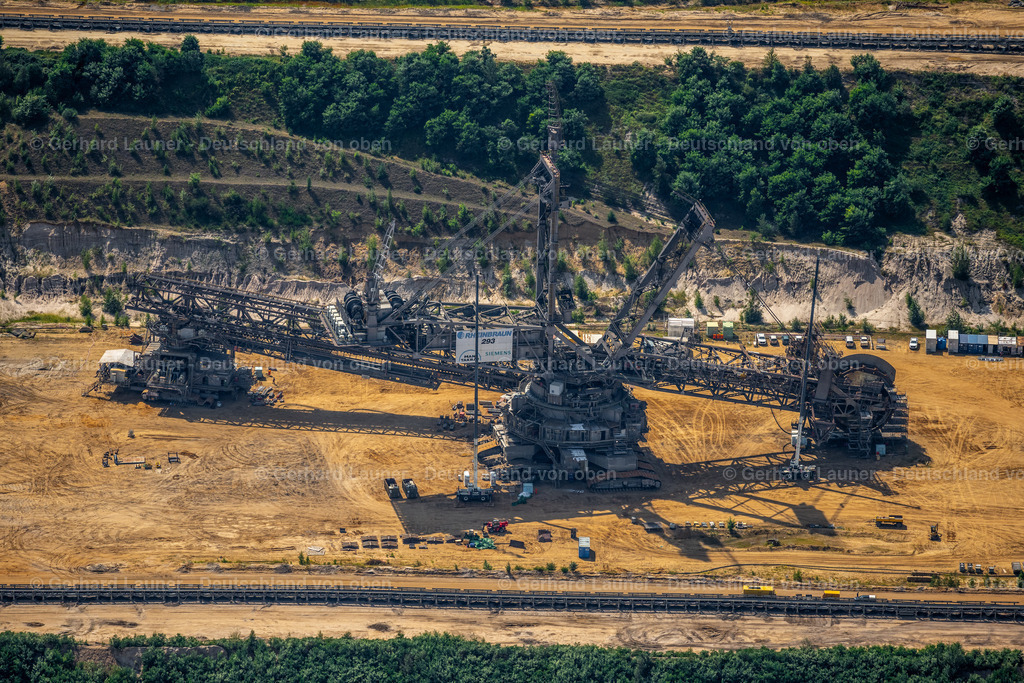 4048904 | Der Braunkohle Tagebau Hambach ist der größte von der RWE Power AG betriebene Tagebau im Rheinischen Braunkohlerevier und die größte Braunkohlegrube Europas. Er betrifft die Gemeinden Niederzier, Kreis Düren, und Elsdorf, Rhein-Erft-Kreis
