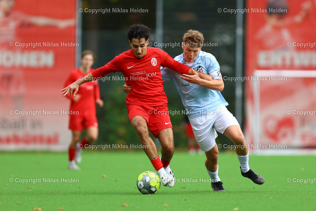 NH_EimsbüttelerTVU19_Altona93U19_RegionalligaNord_11102025 | #5 Emre Sener (Eimsbütteler TV U19), #10 Johann Linus Walter (Altona 93 U19)Fußball I Junioren I A-Junioren Regionalliga Nord I Saison 2025-2026  I 7. Spieltag I Eimsbütteler TV U19 - Altona 93 I 11.10.2025 I Sportzentrum Hoheluft