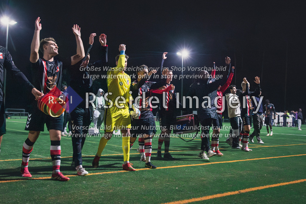RS-1-139812 | Die Altonaer Spieler haben Grund zum Jubeln: Einzug in die nächste Runde. Die Mannschaft feiert den Sieg vor den Fans.