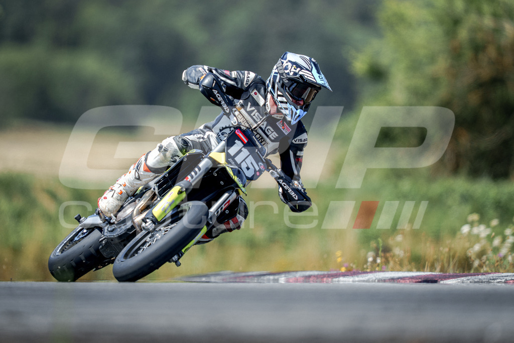 SuperMoto_Staatsmeisterschaft_Fuglau-660 | GRIPcapture steht für authentische Sportfotografie in Österreich – für Momente, die mehr sind als Geschwindigkeit oder Ergebnis. Es geht um Emotion, Spannung, Fokus und den Augenblick, der oft nur einen Wimpernschlag dauert.Ob Motorsport, Teamsport oder 