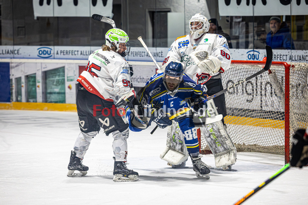 EHC Waldkraiburg LÖWEN gegen Peißenberg MINERS | Eishockey Bayernliga 2025/26 Pre-Playoff Spiel 3, EHC Waldkraiburg LÖWEN gegen Peißenberg MINERS, 20260203,Nico VOGL (EHC Waldkraiburg 88) in Aktion,2026-02-03 in Waldkraiburg (Raiffeisen Arena), Moritz BIRKNER (MINERS 95), Nico VOGL (EHC Waldkraiburg 88), Xaver NAGEL (MINERS Goali 80)Copyright: WolfgangxLindner www.foto-lindner.de