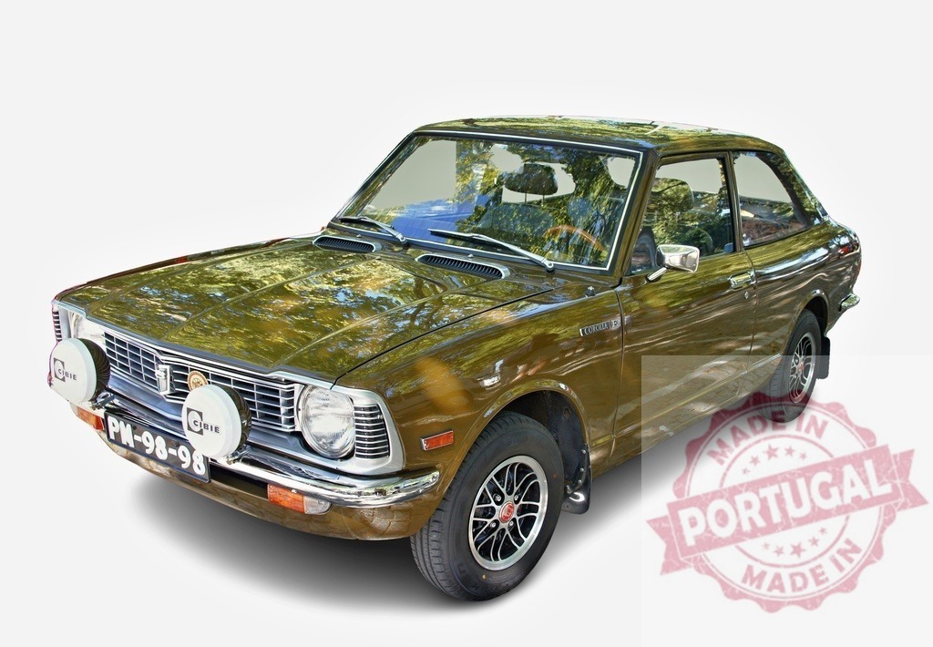 Classic Toyota Corolla parked, showing its vintage elegance and timeless design | Vintage bronze Toyota Corolla parked, showcasing its timeless design and retro charm - Realisiert mit Pictrs.com