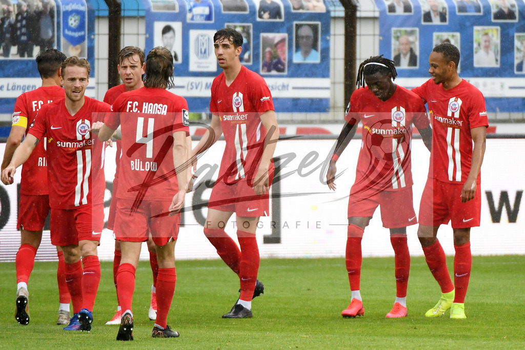 SVMFCH20200606_0024 | Fussball, Herren: Aaron Opoku (FC Hansa Rostock) Torjubel, jubelt nach seinem Tor zum 0:2 mit seinen Teamkollegen bei dem Spiel der 3. Liga zwischen SV Meppen und FC Hansa Rostock in der Haensch-Arena am 06.06.2020 in Meppen, Deutschland.DFB / DFL REGULATIONS PROHIBIT ANY USE OF PHOTOGRAPHS AS IMAGE SEQUENCES AND/OR QUASI-VIDEO. - Realisiert mit Pictrs.com