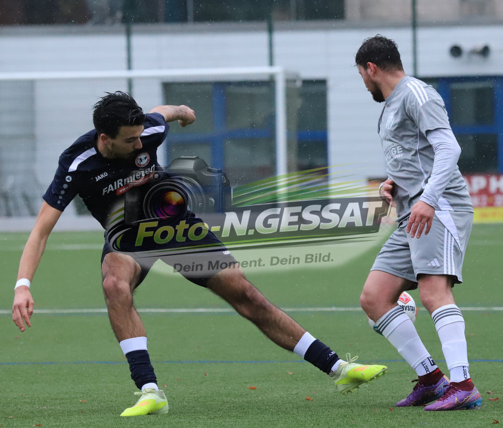 SV Enger-Westerenger - VfL Holsen | Auf dem Bild zu sehen: Grau SV Enger-Westerenger: Taha Baroude ; Schwarz VfL Holsen: Niklas Jaschke SC Bünde, VfL Holsen, Saison 25/26, Kreisliga A, Deutschland - Realisiert mit Pictrs.com