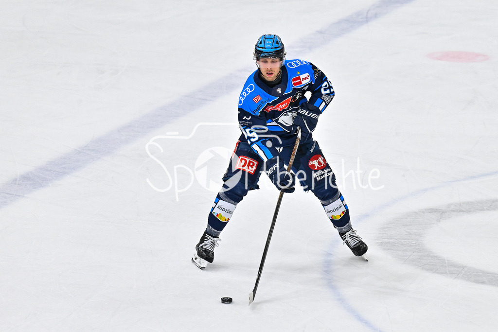 ERC Ingolstadt - EHC RB München | INGOLSTADT, GERMANY - 27. MAERZ: am Puck Leon HÜTTL (ERC Ingolstadt 25) / Einzelfoto / Freisteller während dem Match zwischen dem ERC Ingolstadt und dem EHC RB München bei Spiel 2 des DEL Playoff Viertelfinales in der Saturn Arena