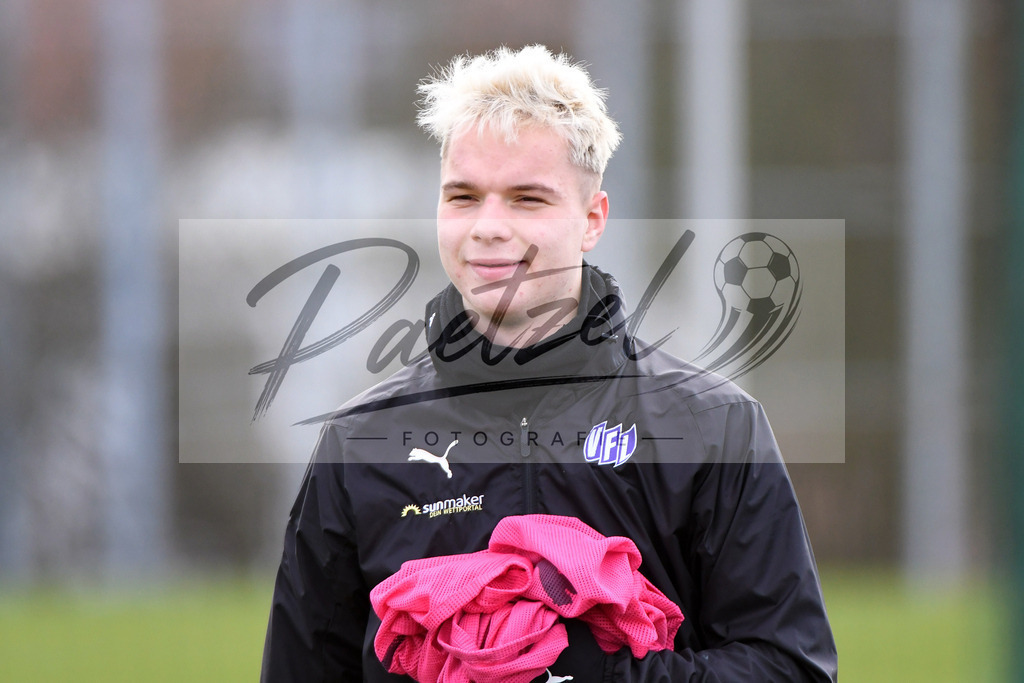 20200221_TRAOSN_0037 | Fussball, Herren: Niklas Schmidt (VfL Osnabrueck) schaut waehrend der Trainingseinheit des VfL Osnabrueck im Sportpark Illoshoehe am 21.02.2020 in Osnabrueck, Deutschland. - Realisiert mit Pictrs.com