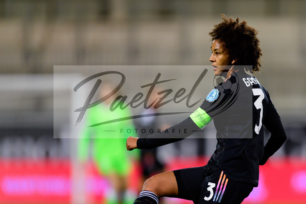WOBJUV20211118_107 | Fussball, Frauen: Sara Gama (Juventus FC) schaut bei dem Spiel der UEFA Women´s Champions League zwischen VfL Wolfsburg und Juventus Turin im AOK-Stadion am 18.11.2021 in Wolfsburg, Deutschland. - Realisiert mit Pictrs.com