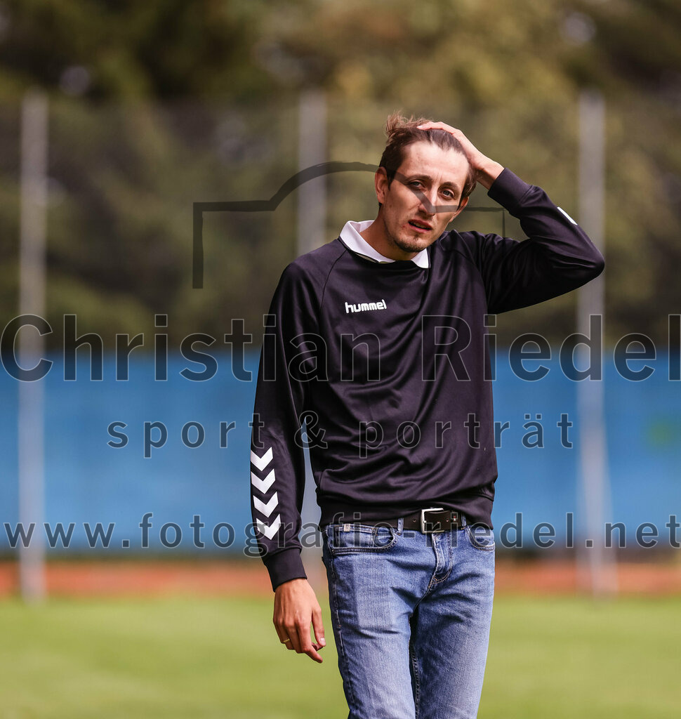 2023-08-06_047_SpVgg_Neuching_gegen_SG_Hoerlkofen-Woerth | Neuching, Deutschland, 06.08.2023:
Fußball, A-Klasse 2023 / 2024, 1. Spieltag, SpVgg Neuching gegen SG Hörlkofen/Wörth, Endergebnis: 0:0

Trainer Lorenz Becker (SG Hörlkofen/Wörth)

Foto: Christian Riedel / fotografie-riedel.net