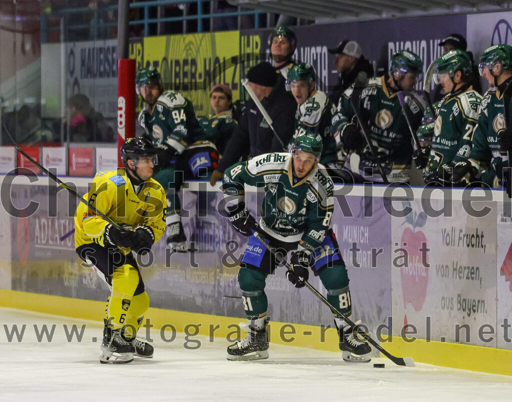 2025-12-28_064_TSV_Erding_gegen_onesto_Tigers_Bayreuth | Erding, Deutschland, 28.12.2025:Eishockey, Oberliga Süd 2025 / 2026, 31. Spieltag, TSV Erding gegen onesto Tigers Bayreuth, Endergebnis: 6:5 n.V.Alexander Barber (onesto Tigers Bayreuth, #6), Maximilian Forster (Erding Gladiators, #81)Foto: Christian Riedel / fotografie-riedel.net