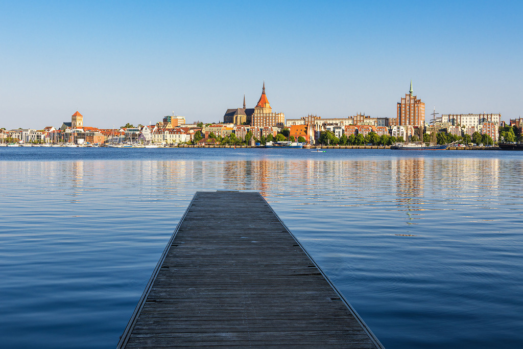 Blick über die Warnow auf die Hansestadt Rostock | Blick über die Warnow auf die Hansestadt Rostock.