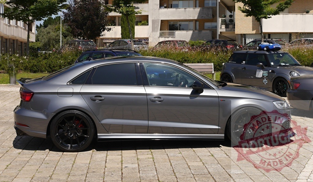 Audi RS3 sedan parking on city street | Audi RS3 sports sedan parked outdoors on a sunny day - Realisiert mit Pictrs.com