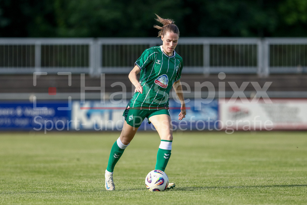 Fussball, Testspiel Frauen, SV Meppen - SV Werder Bremen | Reena Wichmann (SV Werder Bremen, 6) am Ball, Freisteller, Einzelbild, Ganzkörper, Aktion, Action, Spielszene