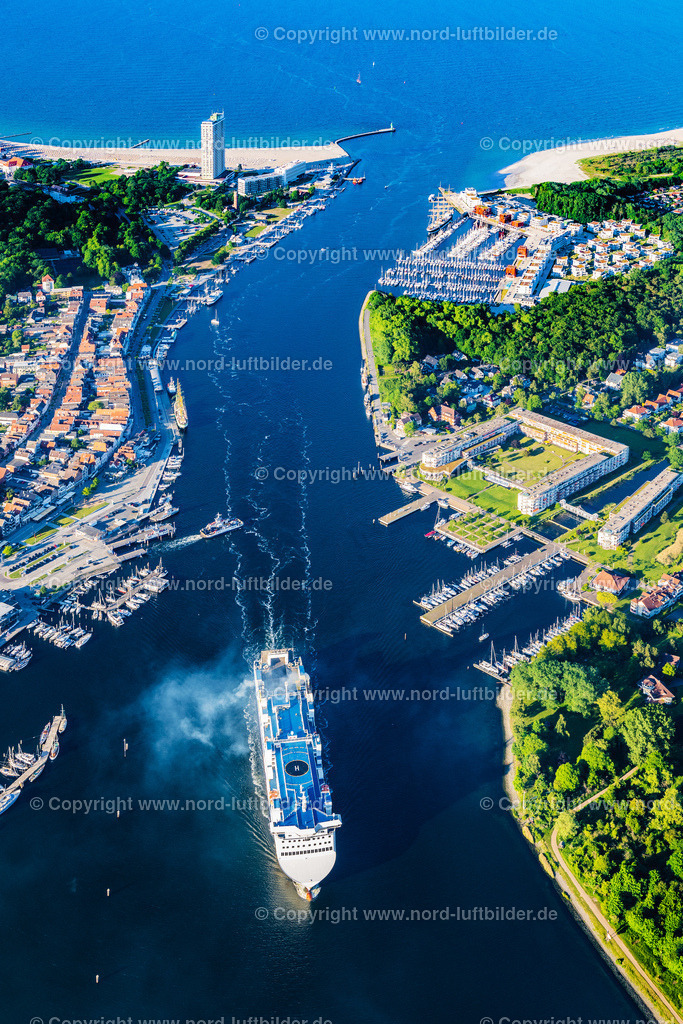 Travemünde_Fährschiff_Akka_Tt_Line_ELS_8393030622 | LüBECK 03.06.2022 Fahrt eines Fähr- Schiffes der TT-Line auf der Trave in Travemünde an der Ostseeküste im Bundesland Schleswig-Holstein, Deutschland. Weiterführende Informationen bei: TT-Line GmbH & Co. KG. // Ride a ferry ship der TT-Line auf of Trave in Travemuende at the baltic coast in the state Schleswig-Holstein, Germany. Further information at: TT-Line GmbH & Co. KG. Foto: Martin Elsen