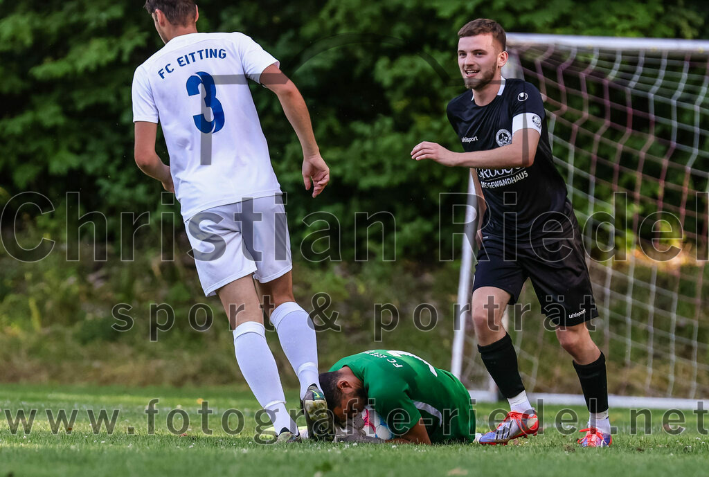 2023-07-18_025_FC_Herzogstadt_gegen_FC_Eitting | Erding, Deutschland, 18.07.2023:
Fußball, TOTO Pokal 2023 / 2024, 1. Spieltag, FC Herzogstadt gegen FC Eitting, Endergebnis: 2:4 n.E.

Johannes Lenz (FC Eitting, #3), Torwart Noah Mpatsios (FC Eitting, #1), Daniel Karamatic (FC Herzogstadt, #10)

Foto: Christian Riedel / fotografie-riedel.net
