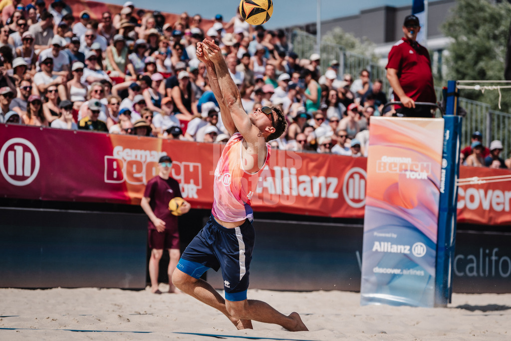 Beachvolleyball | Männer | Allianz German Beach Tour 2025 | Tourstop Bremen | 14.06.2025 | Daniel Kirchner spielt den Ball