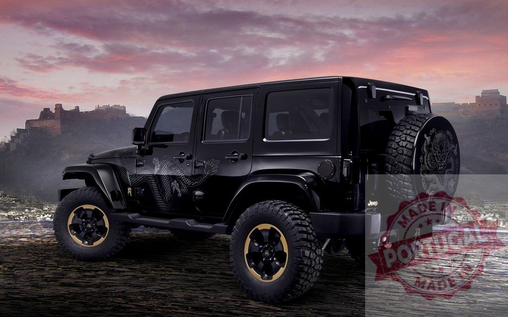 Black Jeep Wrangler with dragon art at Great Wall of China | Black Jeep Wrangler dragon special edition parked against a Great Wall of China sunset - Realisiert mit Pictrs.com
