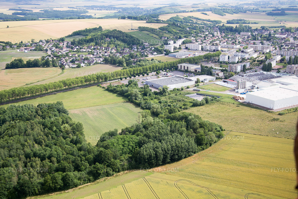 Aerial view: View of the town in Saint-Florentin in the state Yonne, France. – Photo: IMG_082625.jpg taken on 06/21/2015 by Werner Riehm/FLY-FOTO.com – Resolution of the original: 5472 x 3648 px