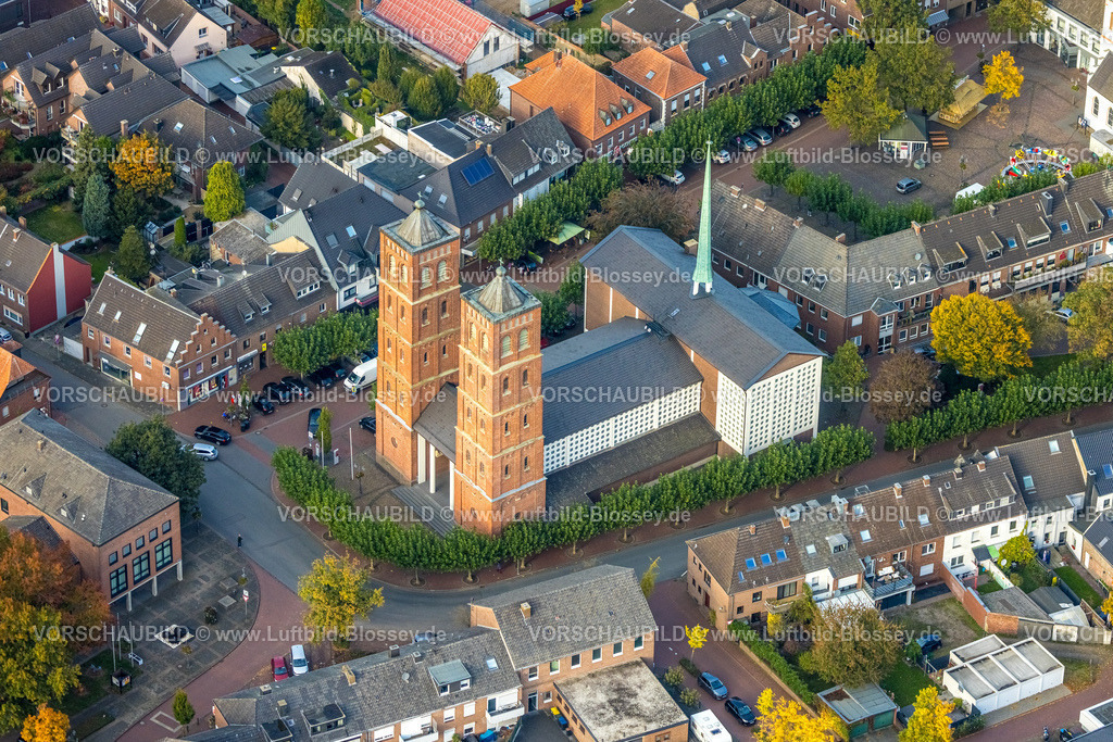 Uedem241014163 | Luftbild, römisch-katholische Pfarrkirche St. Laurentius, Uedem, Niederrhein, Nordrhein-Westfalen, Deutschland