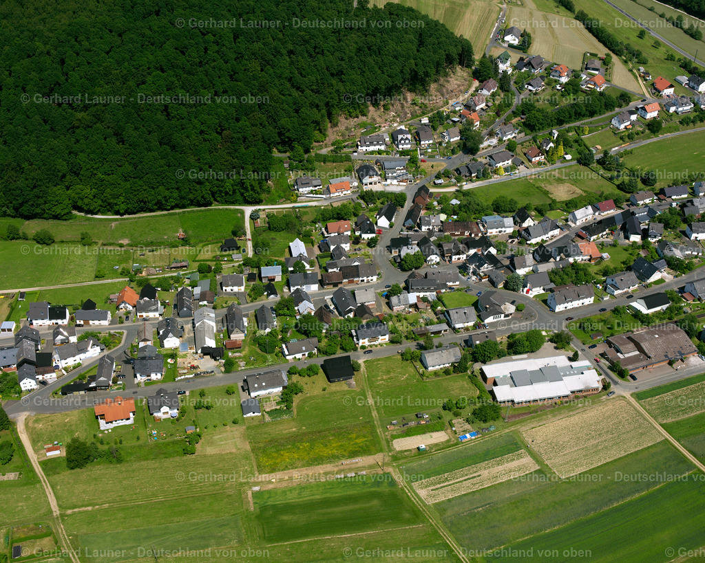 2611180 | DILLBRECHT 09.06.2006 Landwirtschaftliche Nutzflächen und Feldgrenzen  umsäumen das Siedlungsgebiet des Dorfes in Dillbrecht im Bundesland Hessen, Deutschland // Agricultural land and field boundaries surround the settlement area of the village  in Dillbrecht in the state Hesse, Germany Foto: Gerhard Launer
