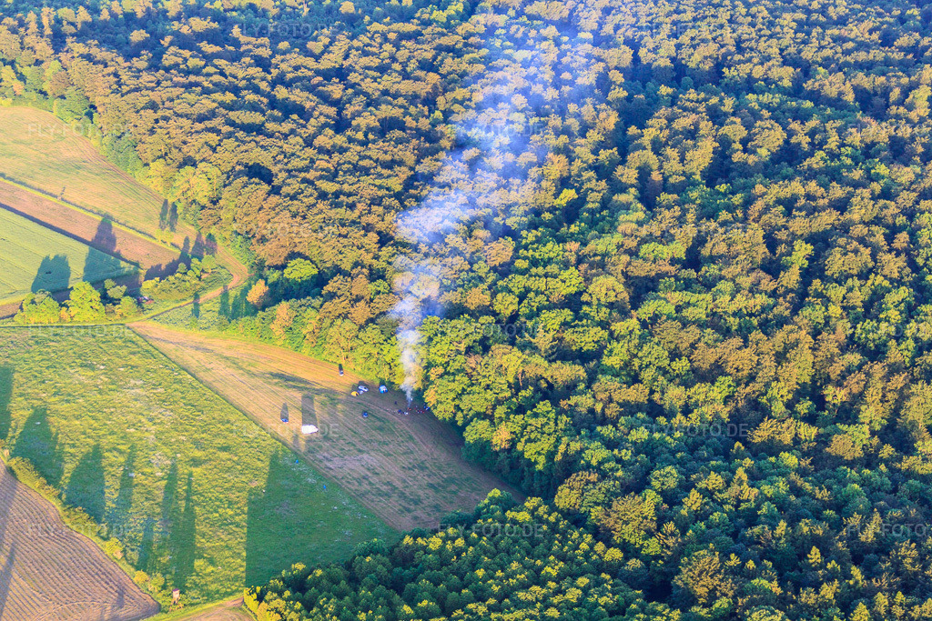 Luftbild: Zeltlager mit Lagerfeuer in Heinsen im Bundesland Niedersachsen in Deutschland. Foto: IMG_65101.jpg vom 23.05.2014 durch Werner Riehm/FLY-FOTO.de