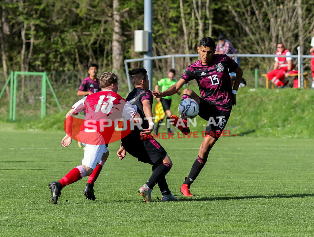 AUSTRIA U15 - MEXICO U15 | Irving Lopez (Mexico #5) YANNIC RUSCH (Austria #13) Jared Napoles (Mexico #13)  ; AUSTRIA U15 - MEXICO U15 am 29.04.2022 in Arnoldstein
(Sportplatz), AUSTRIA, (Photo by Ernst Krawagner sport-fan.at) - Realisiert mit Pictrs.com