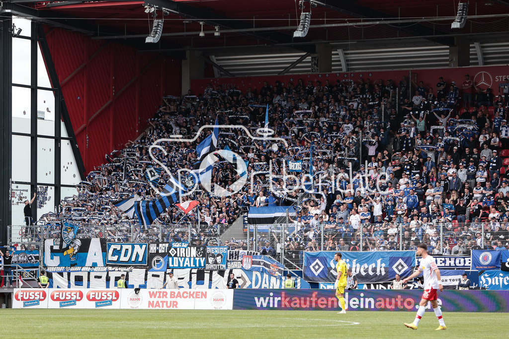 SSV Jahn Regensburg - Hamburger SV | Die mitgereisten Fans aus Hamburg machen ordentlich Stimmung in Regensburg / Ultras / DFL REGULATIONS PROHIBIT ANY USE OF PHOTOGRAPHS AS IMAGE SEQUENCES AND/OR QUASI-VIDEO