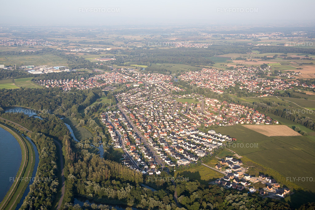 Aerial view: Drushenheim in Dalhunden in the state Bas-Rhin, France. – Photo: IMG_093109.jpg taken on 08/16/2016 by Werner Riehm/FLY-FOTO.com – Resolution of the original: 5472 x 3648 px