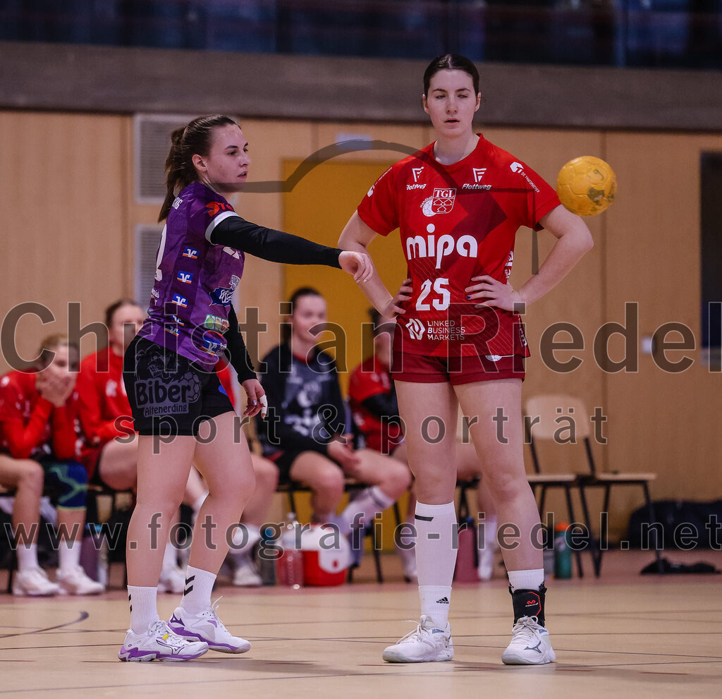 2025-02-22_084_SpVgg_Altenerding_gegen_TG_Landshut | Erding, Deutschland, 22.02.2025:Handball, Bezirksoberliga Frauen Altbayern 2024 / 2024, 15. Spieltag, SpVgg Altenerding gegen TG Landshut, Endergebnis: 25:22Johanna Taubmann (SpVgg Altenerding, #22), Carolin Kagerer (TG Landshut, #25)Foto: Christian Riedel / fotografie-riedel.net