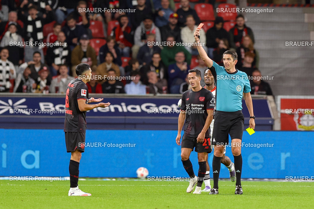 Bayer 04 Leverkusen vs Eintracht Frankfurt - Bundesliga  | Leverkusen, Deutschland, 12.09.25:   Ezequiel Fernandez (Bayer 04 Leverkusen) erhaelt die gelb-rote Karte von Schiedsrichter Deniz Aytekin waehrend des Spiels der Bundesliga zwischen  Bayer 04 Leverkusen vs Eintracht Frankfurt in der BayArena(Foto von Brauer-Fotoagentur / Adrian Schlueter)