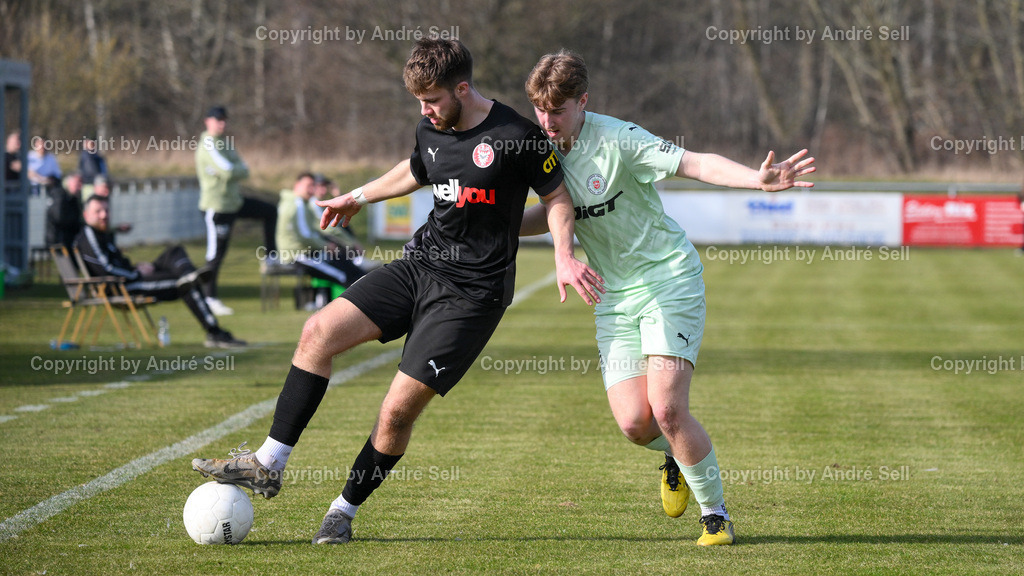 PSV Neumünster vs FC Kilia Kiel | Meiko Werner (PSV #15) vs Luca Senger (Kilia #21) / Fußball-Oberliga Männer 2025/2026 / PSV Neumünster vs FC Kilia Kiel / PSV Stadion Platz A / Neumünster / 07.03.26 - Realisiert mit Pictrs.com