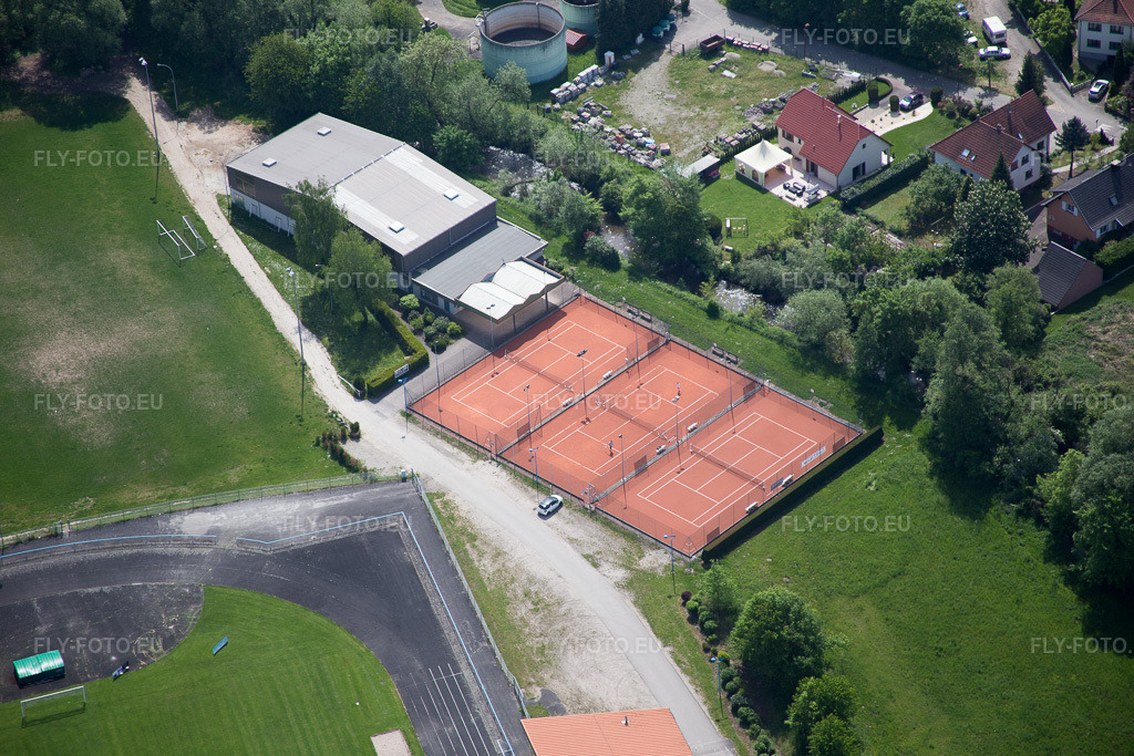 Vue aérienne: Terrains de sport à Lauterbourg dans le département Bas Rhin, France. Photo: IMG_078621.jpg prise le 08/05/2015 par Werner Riehm/FLY-FOTO.euRésolution de l'original: 5472 x 3648 px