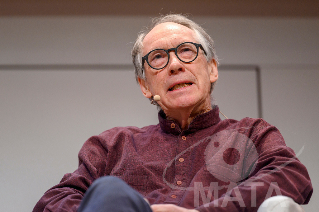 _DWA4877 | Ian McEwan bei der lit.Cologne 2023 Veranstaltung 'Ian McEwan. Ein Jahrhundertschriftsteller gibt Auskunft' in der Flora Köln.. Köln, 07.03.2023 - Realisiert mit Pictrs.com