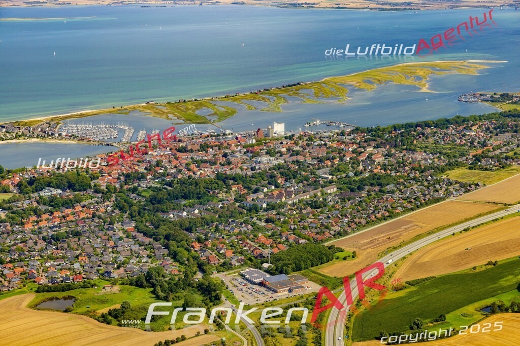 Luftbild der Stadt Heiligenhafen - Das Luftbild wurde 2025 vom UL-Flugzeug heraus erstellt ( keine Drohnenaufnahme ) - Hochauflösende Luftaufnahme - für Wandbilder und großformatige Ausdrucke geeignet. Das besondere Geschenk!Hier alle&nbsp;Infos zur Lizenzierung der LuftaufnahmeWir fliegen auch dieses Jahr wieder in Ihre Region um Luftbilder zu erstellen.- Luftbild anfragen