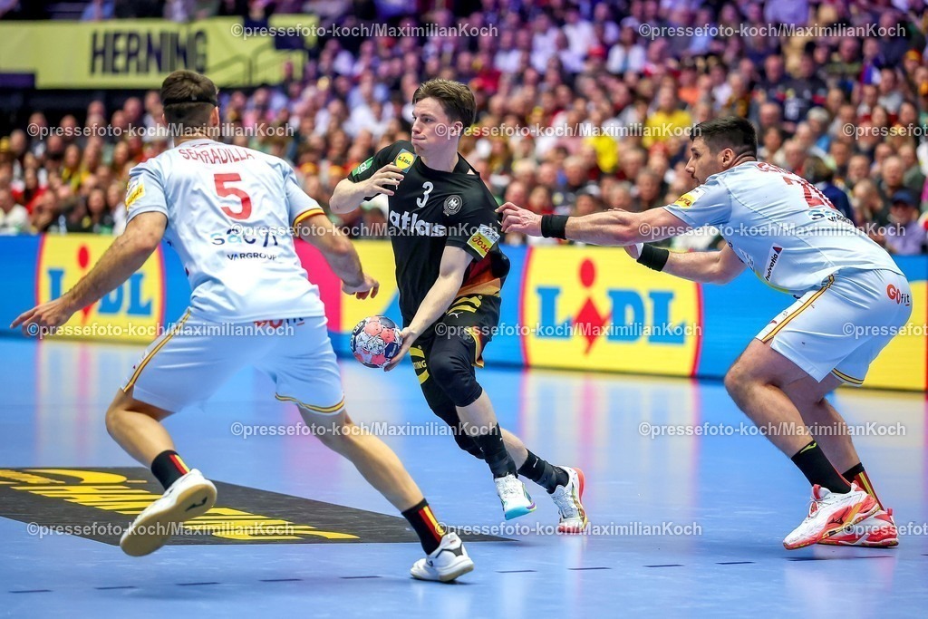 EHF19012602077 | 19.01.2026, Handball, Men's EHF EURO 2026, Deutschland - Spanien, Jyske Bank Boxen in Herning, Dänemark, Preliminary Round:  Nils Lichtlein (Germany #03) im Zweikampf gegen   Antonio Serradilla Cuenca (Espania #05)  Abel Serdio Guntín (Espania #20) 