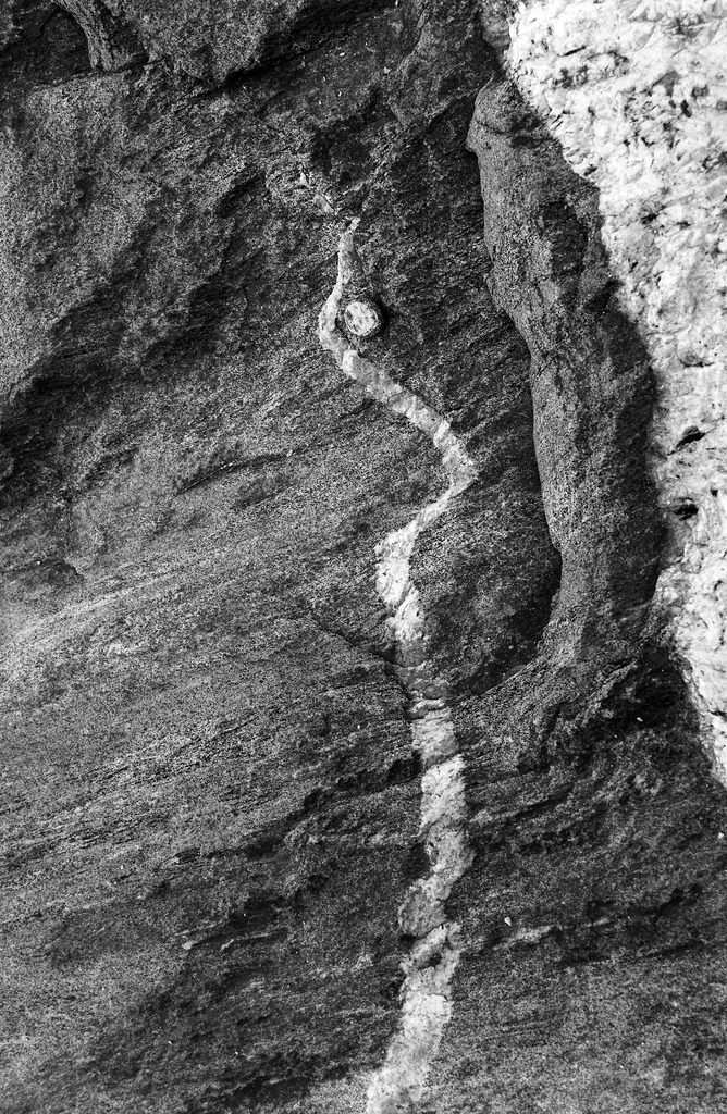 Steinwort_Verzasca_Schlange_8358sw | Beegebilder online. 
BIldarchiv von Beege Fotodesign mit ausgewählten Werken, die sich besonders gut für die Dekoration Ihrer Räume oder Wände eignen. 