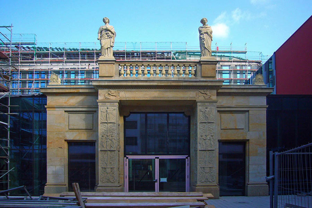 Schinkelportal - Restaurierung 2011 | Entdecke über 20 Kategorien Leipzig-Motive: Foto-Downloads, hochwertige Poster, Leinwand- & Fine-Art-Prints. Jetzt Lieblingsfoto im Bildlexikon Leipzig Shop bestellen!