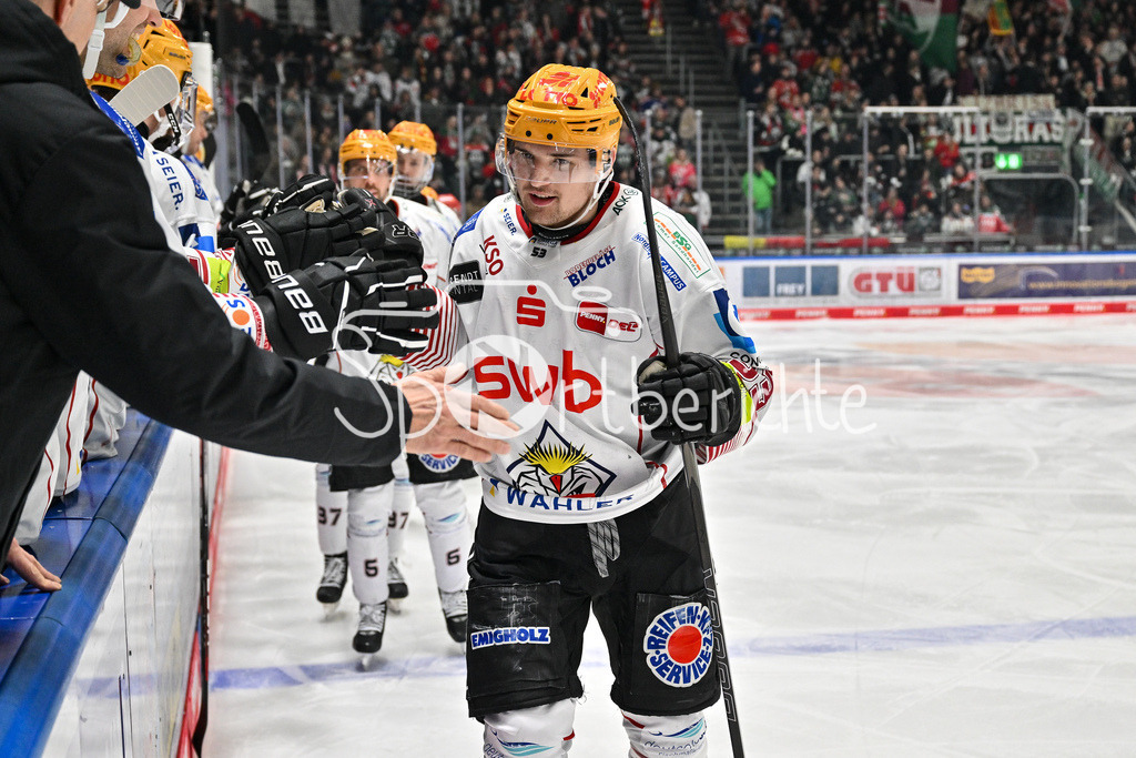 Augsburger Panther - Fischtown Pinguins | Jubel der Gaeste nach dem Treffer zum 0-3 durch Maxim RAUSCH (Fischtown Pinguins 53) / Freude / Happy / tor / torschuetze / DEL: Augsburger Panther - Fischtown Pinguins, Curt Frenzel Stadion am 08.01.2025